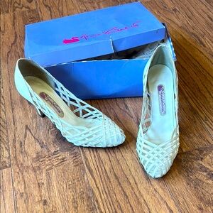 Gloria Vanderbilt vintage White Heels leather in box A-Bandit Brazil sz 6.5 boho